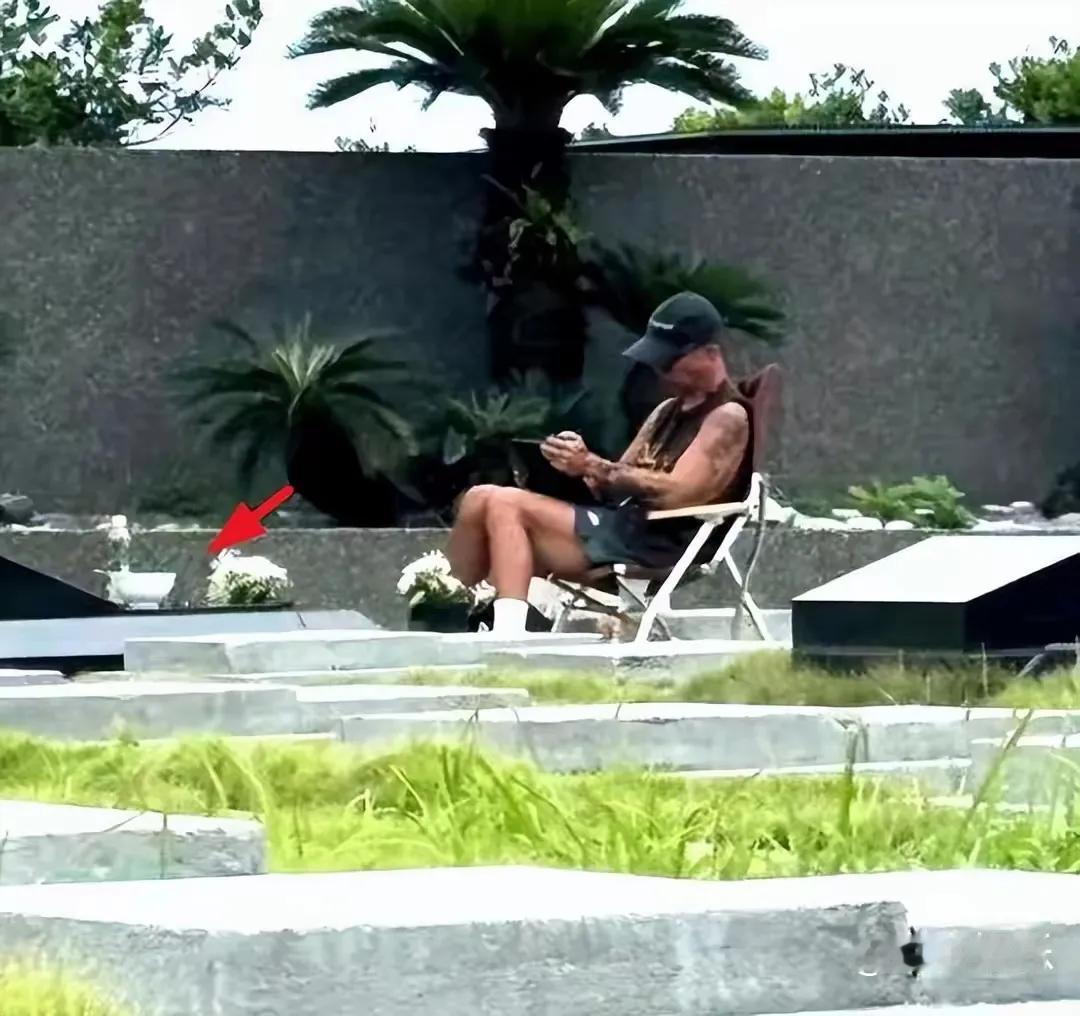 具俊晔被拍到在大S墓地吃面，这一画面令人揪心。他将碗筷置于墓碑之上，动作虽显随意