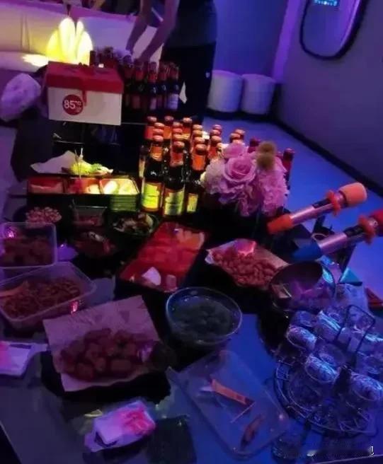 讹人失败！宁夏中卫，女子约朋友去酒吧喝酒唱歌，唱歌的时候，女子觉得酒吧音响效果不