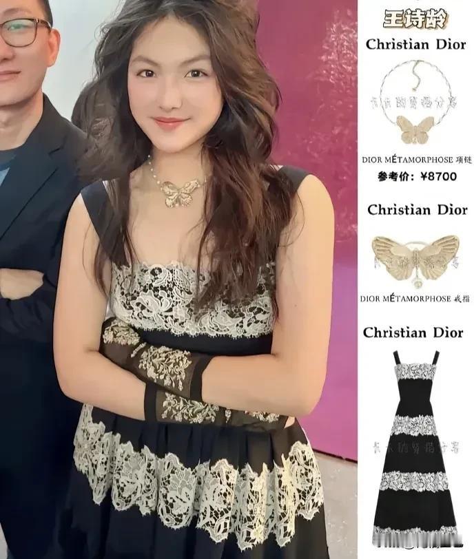 李湘对自己女儿王诗龄的宠爱可以从她对女儿的一切需求都全力满足中看出。无论是在穿着