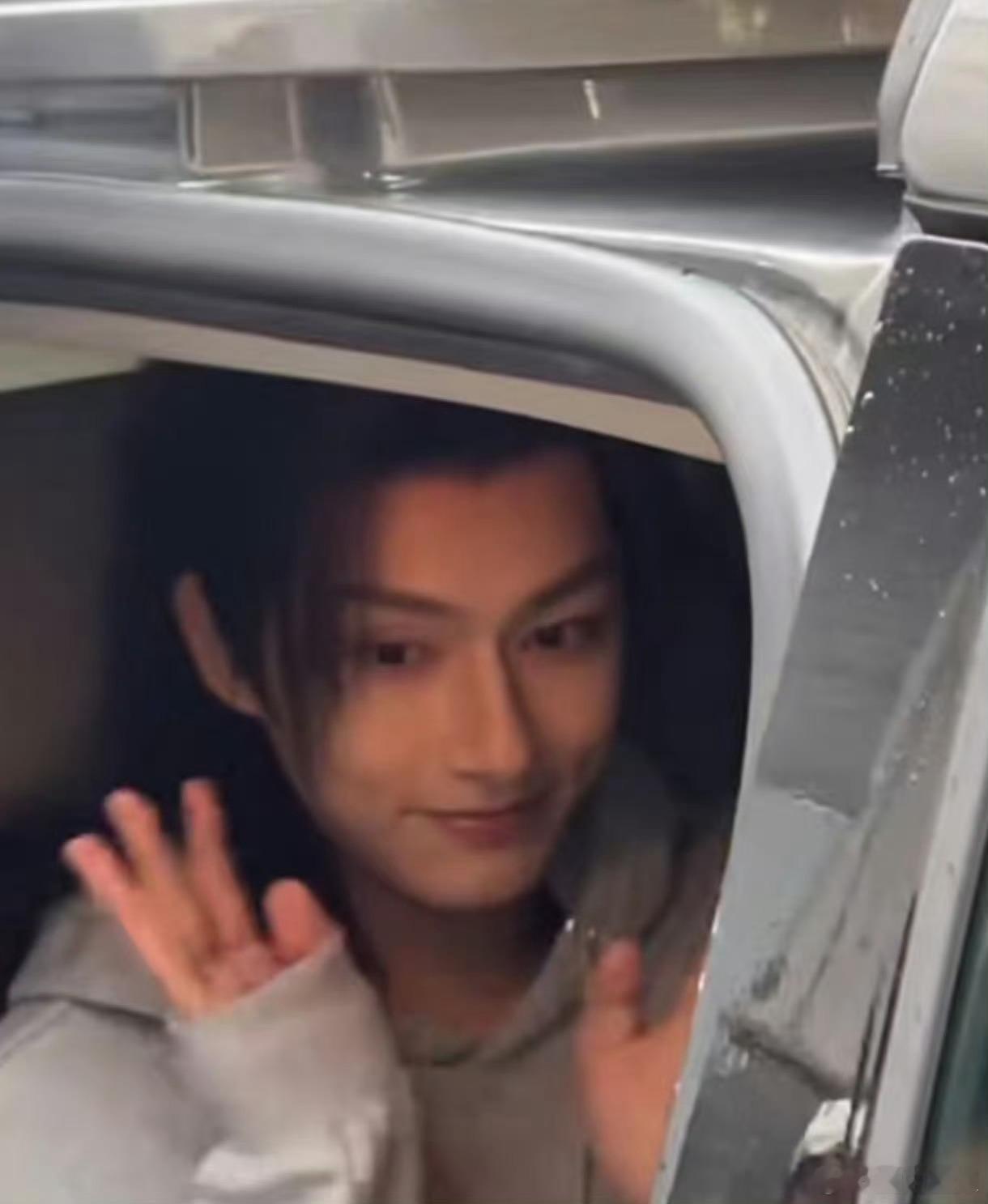 云归喜事开机海报  《云归喜事》今日开机啦！俊辉的古装海报好帅！尽管天气不好下着