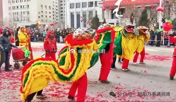 元宵节 前夕，辽宁凌源市20支秧歌队的1500余人身着盛装、精神抖擞，踏着欢快的