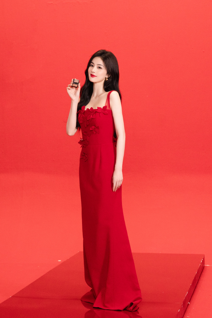 白鹿明媚红裙 白鹿明媚红裙，白鹿红裙花絮照送达，波浪卷发明媚红裙温柔优雅啊，完全