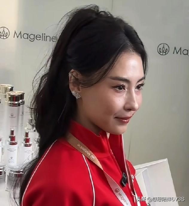 哎哟喂，张柏芝眼袋咋这么明显了？不过我倒觉得挺真实的，总比那些网红滤镜下磨皮磨到