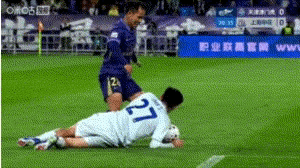 球队蛤蟆功练就成功，倒地、爬行、前爪拨球，中超球队新技能。