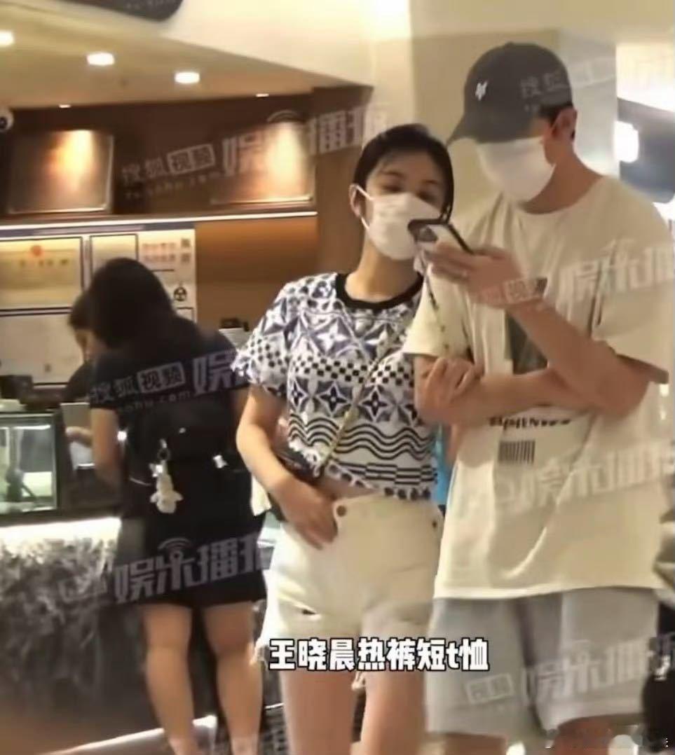 俞灏明王晓晨十指紧扣逛街 俞灏明王晓晨约会逛街俞灏明王晓晨十指紧扣逛街超恩爱，在