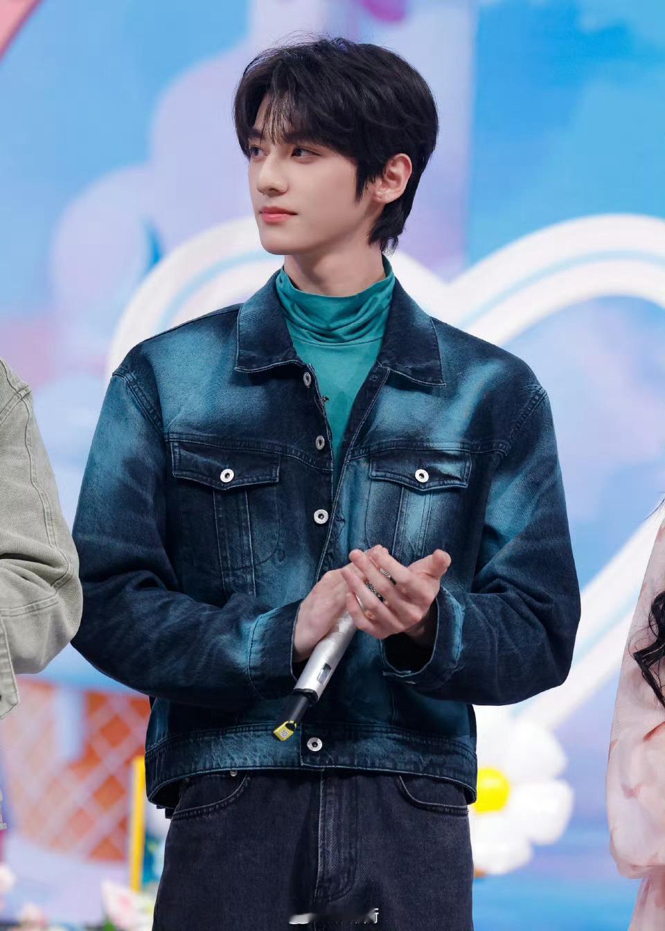 赖伟明抱李雪琴做深蹲你好星期六 真的笑不活了！李雪琴和赖伟明这对搭挡互动也太自然