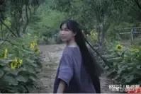 16日，李子柒身着一袭黑衣，优雅亮相在浙江瑞安的木活字印刷术传承人王法万之邀的活