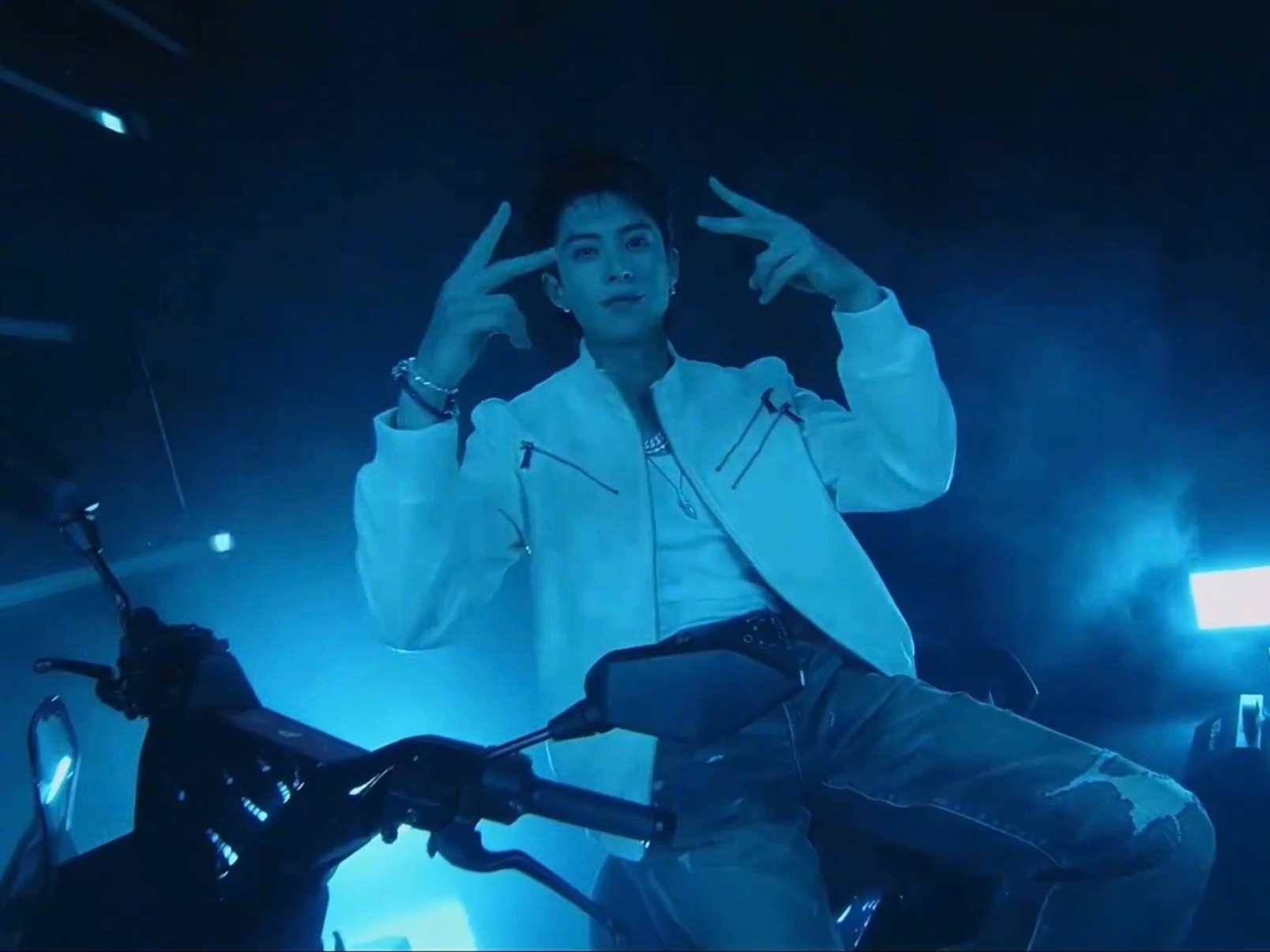 王鹤棣影视飓风雅迪 从送亲笔签名头盔到许愿大家“想要的全能得到”，王鹤棣把宠粉这