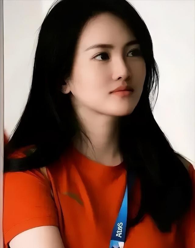 1995年，奥运冠军陈若琳被亲生父母抛弃，被舅舅养大，当她斩获22个世界冠军后，