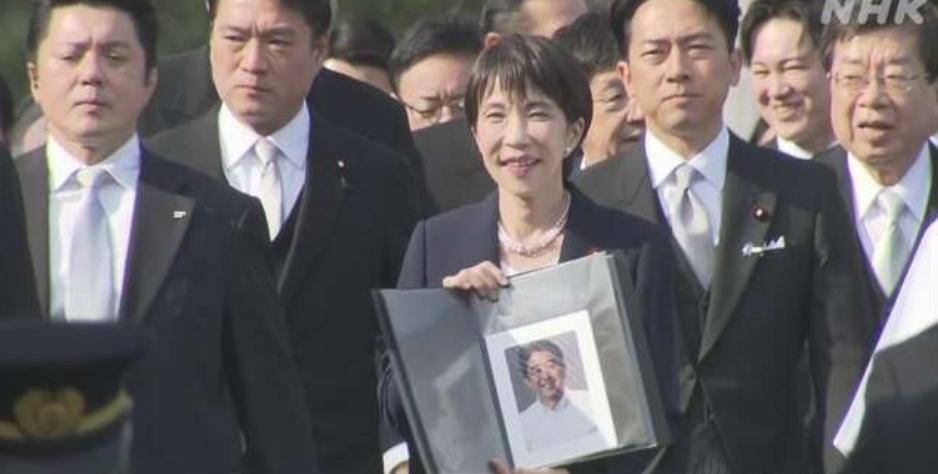 1月5日，高市早苗今天带着安倍晋三的遗像，参拜了日本伊势神宫，并召开记者会。对于