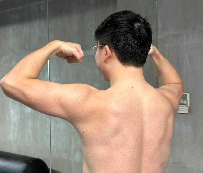 #2023LPL#Uzi练出腹肌了！

奥咪咪晒出Uzi健身后的照片，他已经练出