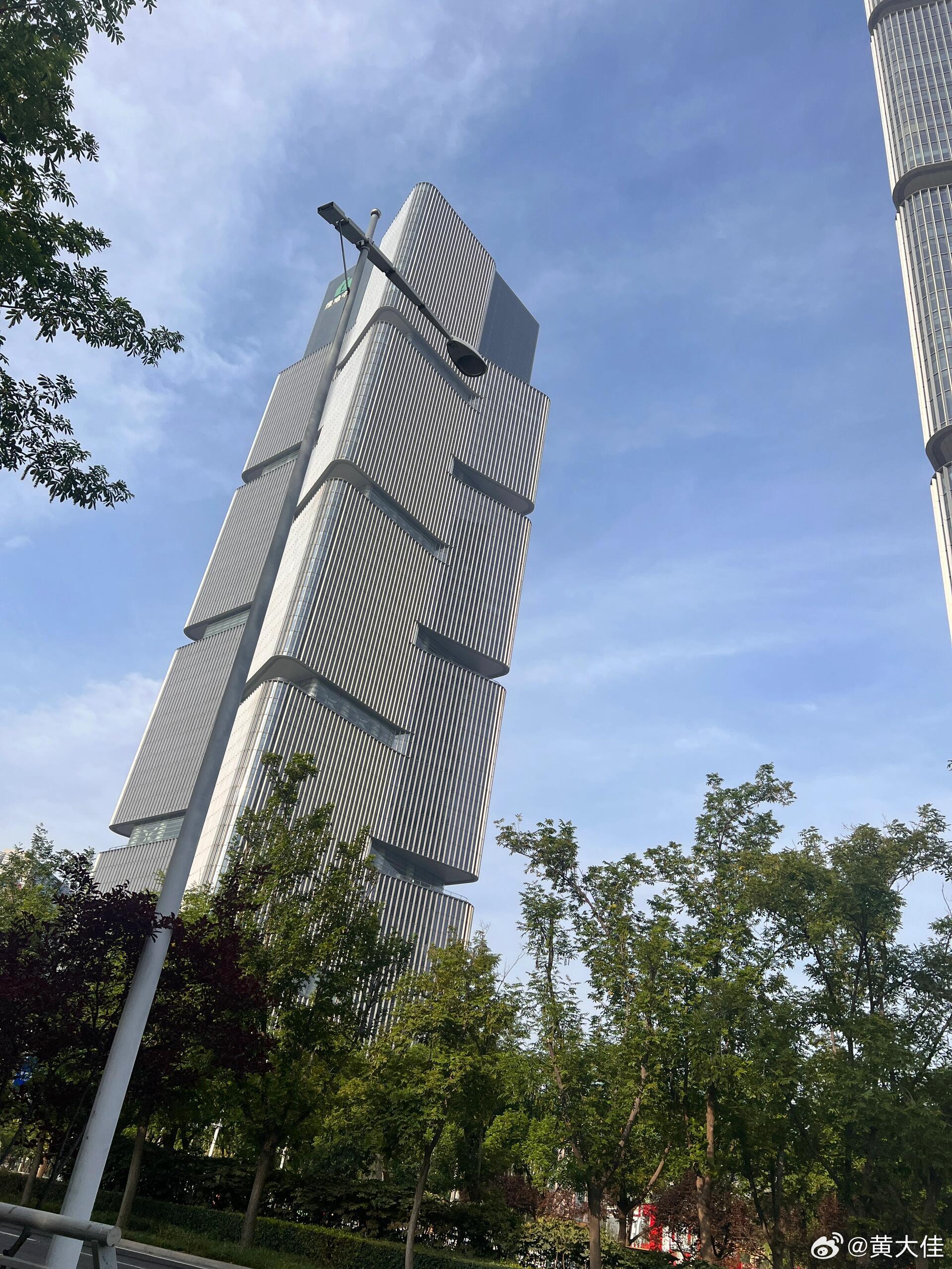 告别拥堵与尾气，以单车为翼，奔赴日常热爱。用骑行代替代步，把通勤变成运动！迎着朝