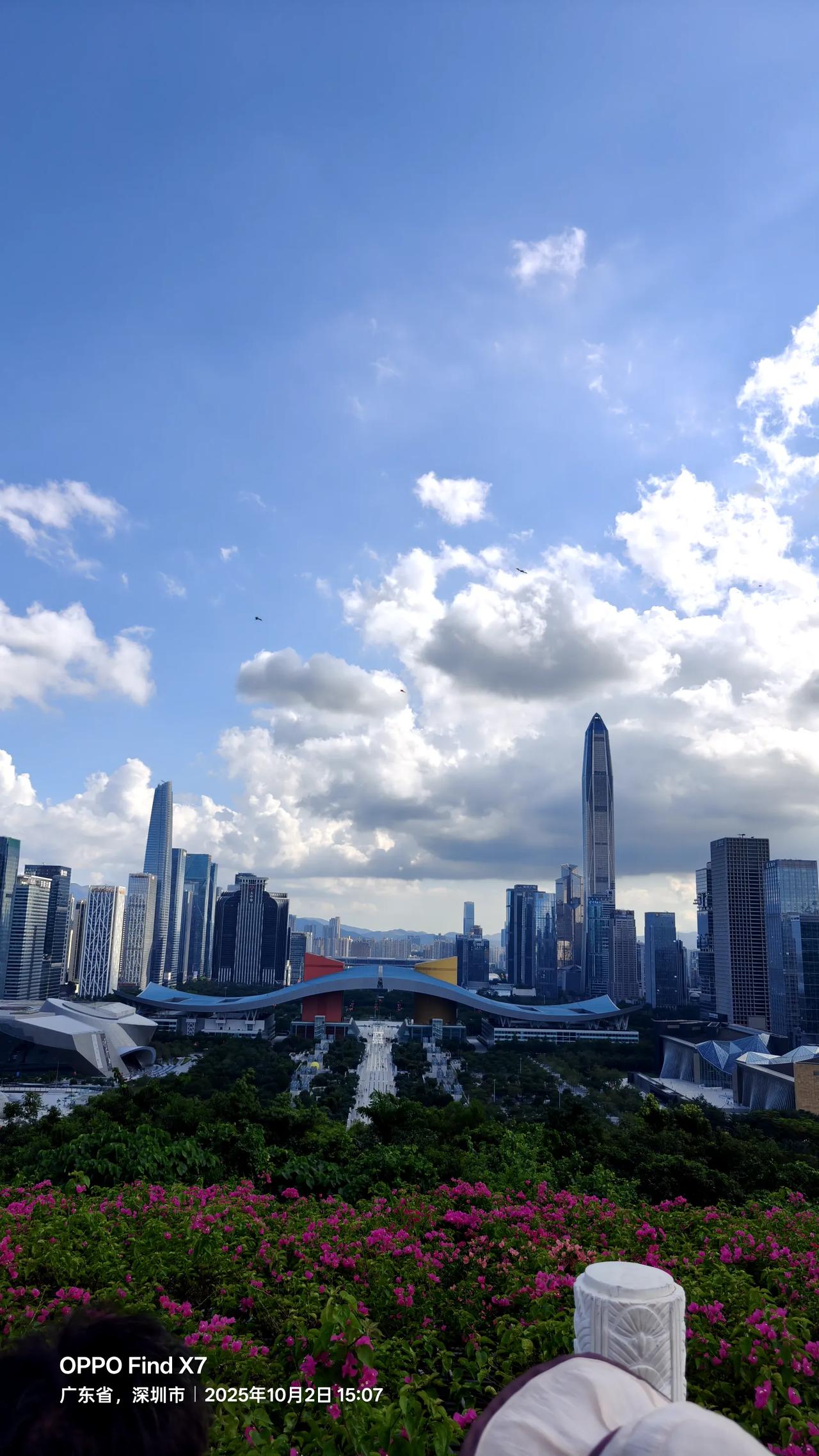 时隔八年再次来深圳莲花山公园打卡，看一看一代伟人雕塑像，站在山顶俯瞰深圳CBD蓝