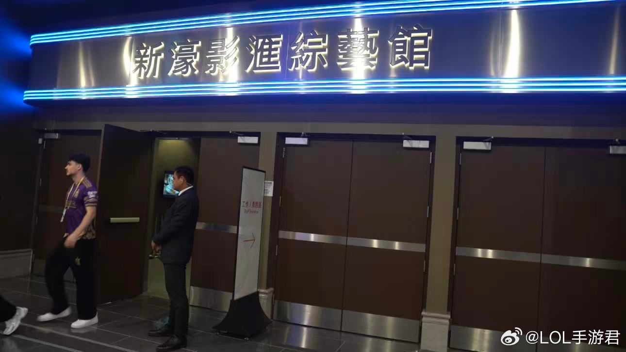 33Svan三语无缝切换33Svan用英文专访Revo选手，表达流畅没有停顿，气