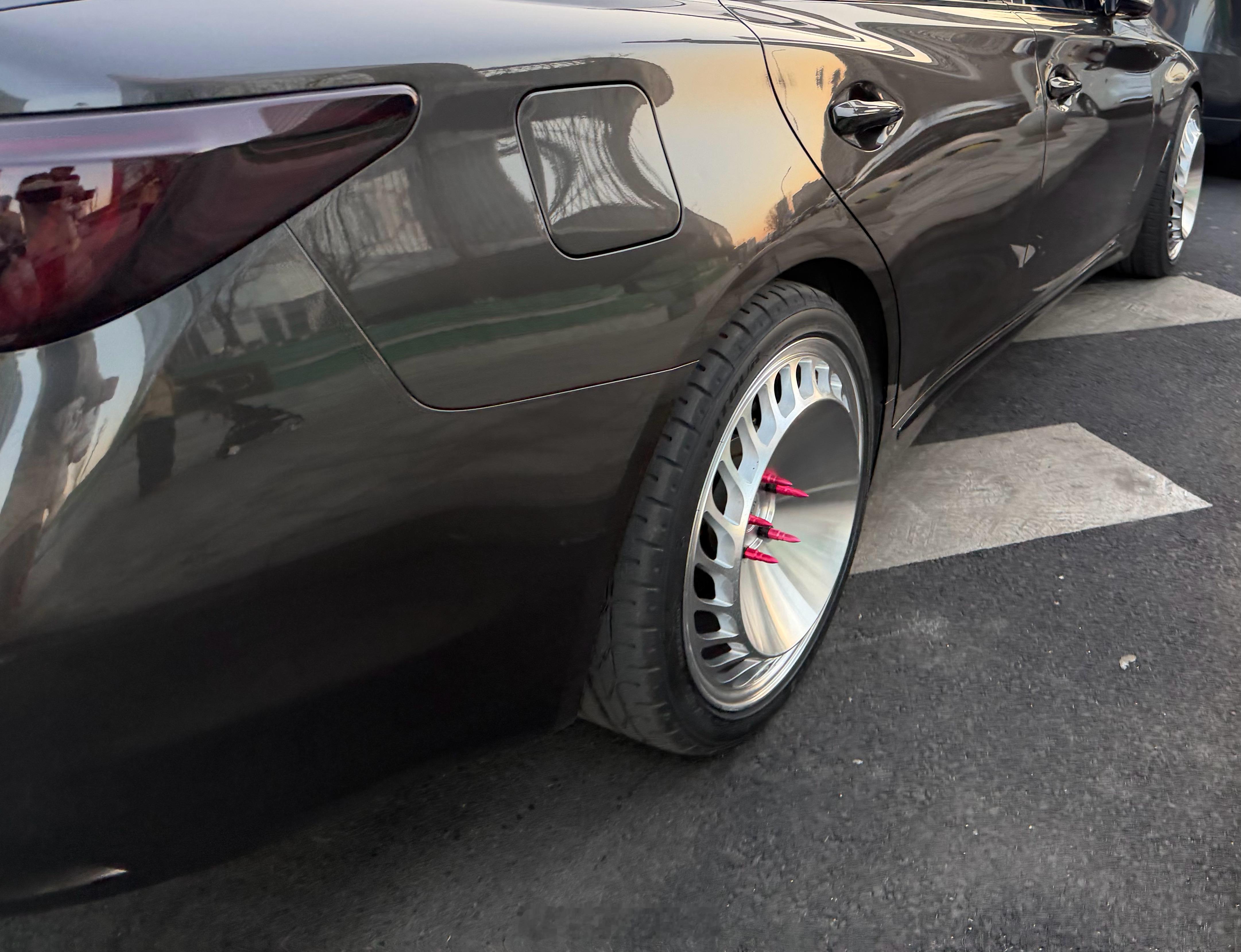 这车的轮毂怎么这样的我以前只在四驱兄弟里见过 