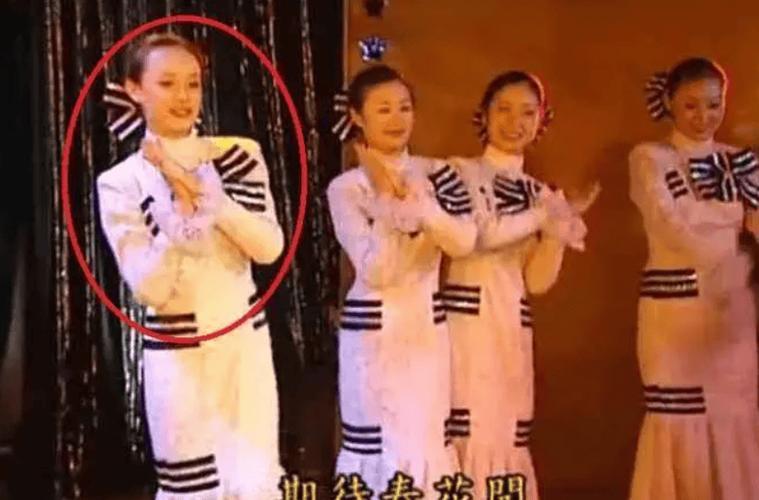 网友考古出孙俪25年前唱跳舞台，引发热议。视频里19岁的她参加新加坡选秀，全开麦