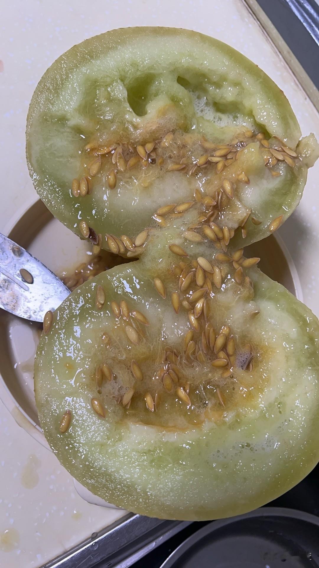 前几天在兰州植物园早市上买了几个民勤蜜瓜，外表看起来还好，现在变成这样了。
今天