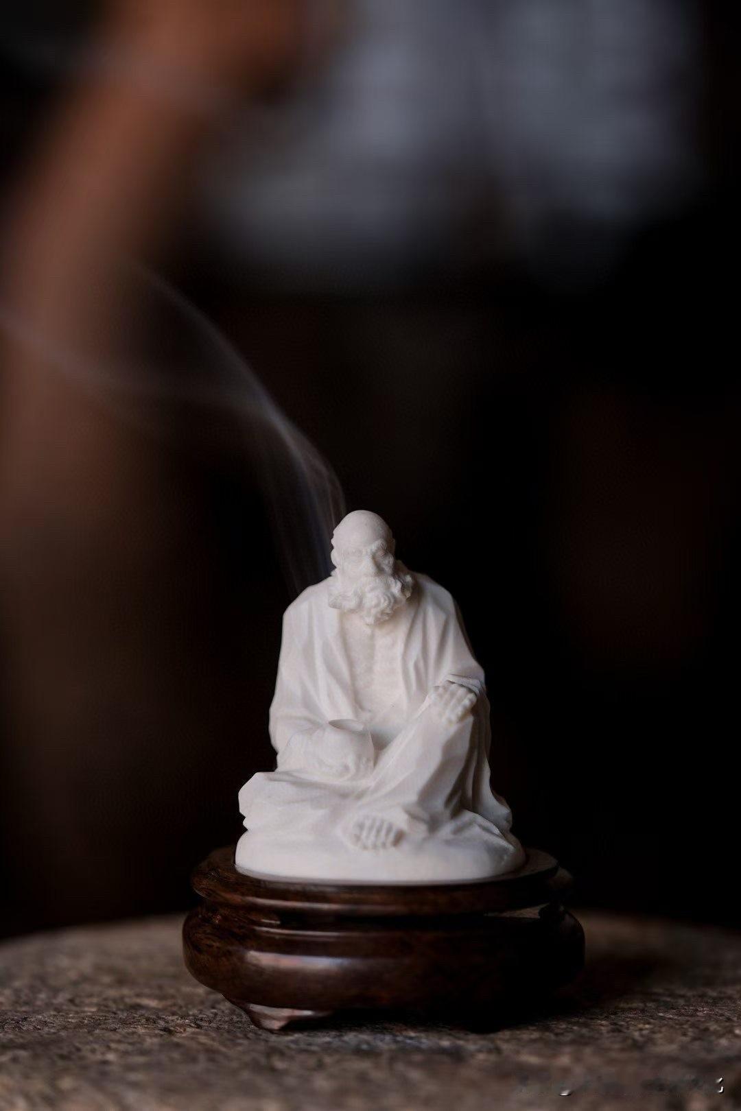达摩不语，
只坐在一缕烟里。

鹿角温润，带着岁月的骨力，
刀工极简，却把神收住