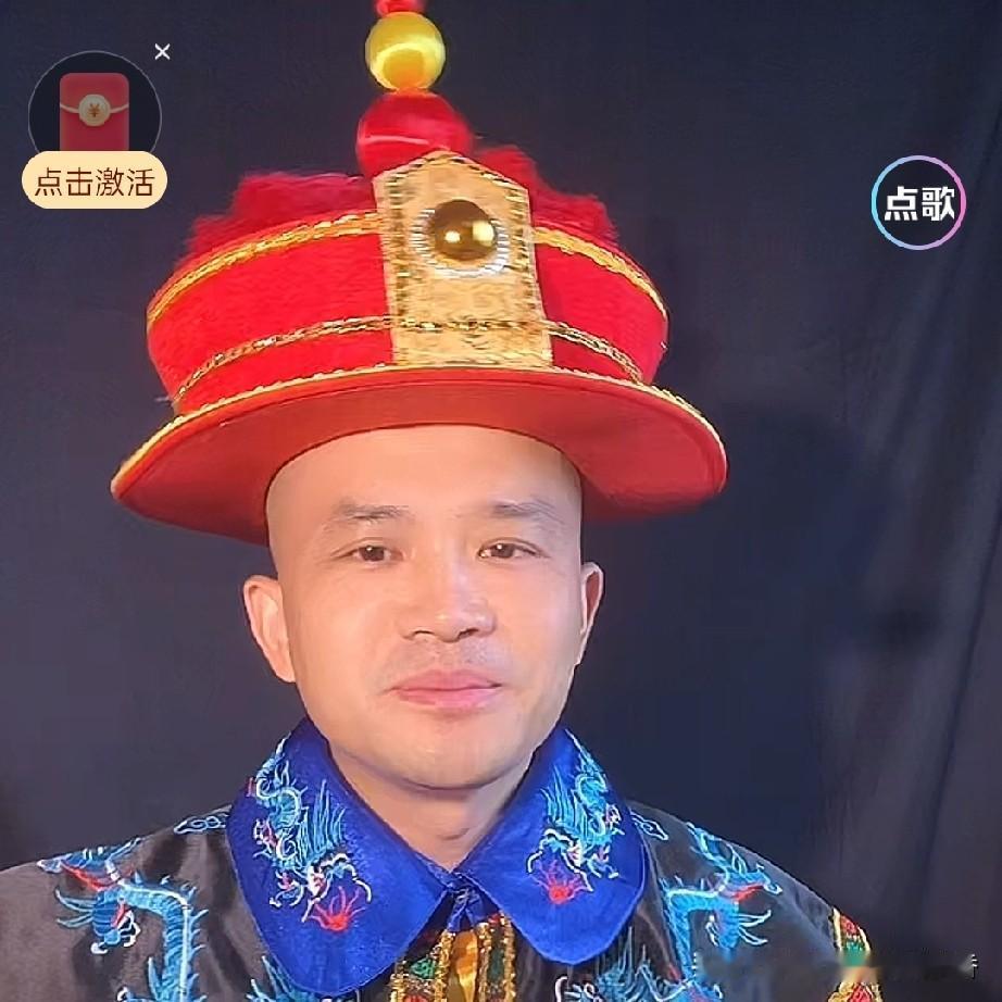 在酷热天气里身着厚重皇袍的这个人，便是刘晓庆的前男友古柯。总让人觉得他是不是精神