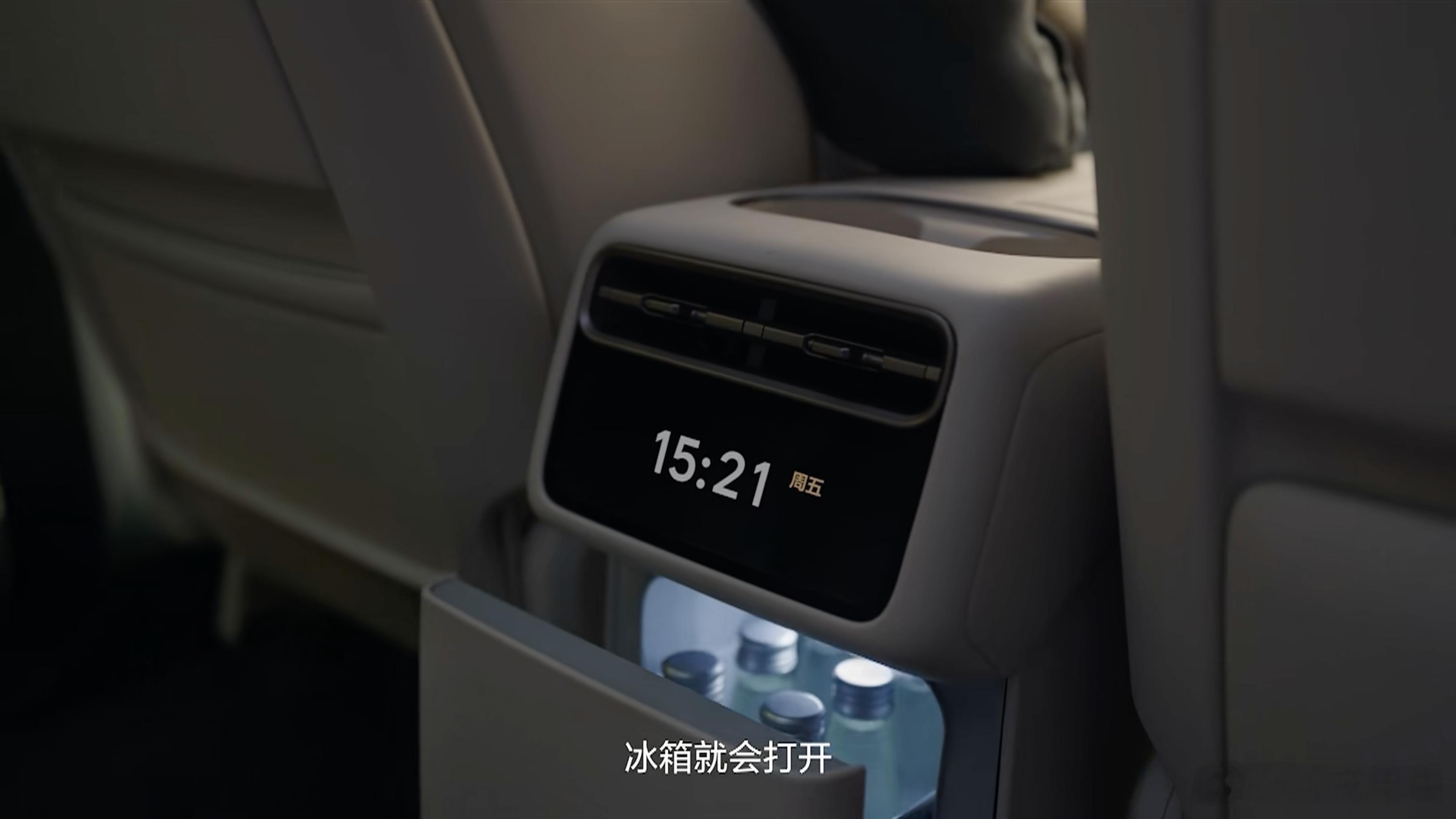 理想舱内有个很不错的创新，拍一拍后排屏，屏幕可以自动展开，拍一拍后排控制屏上面的