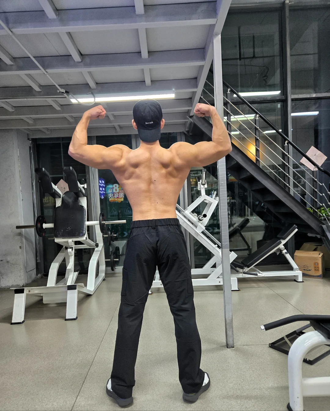 手臂和肩膀大了一些