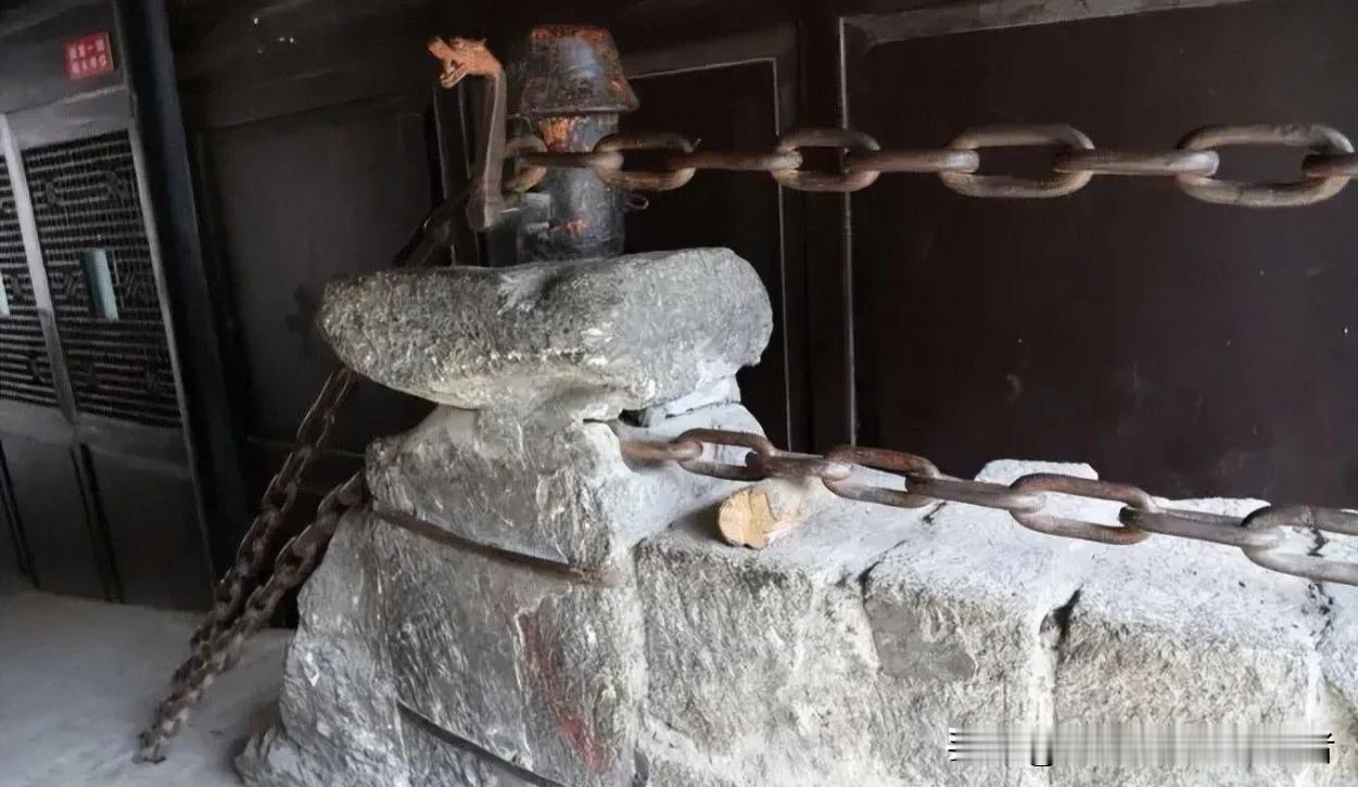 建成三百年的泸定桥迎来全面大修，专业文物检测结束后在场专家全部感到意外，一万两千