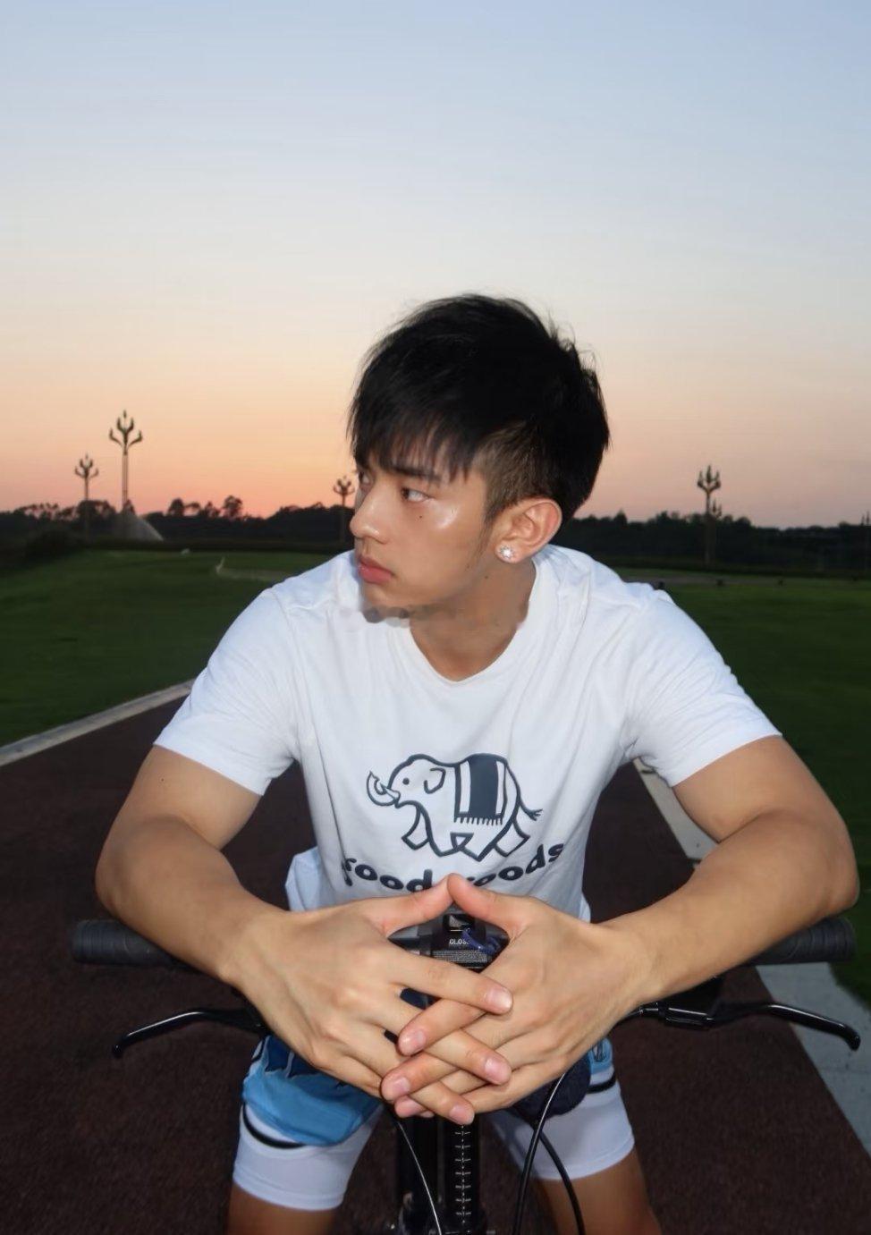 很多会拍照的直男肌肉男都会接到运动补剂的广 ​​​