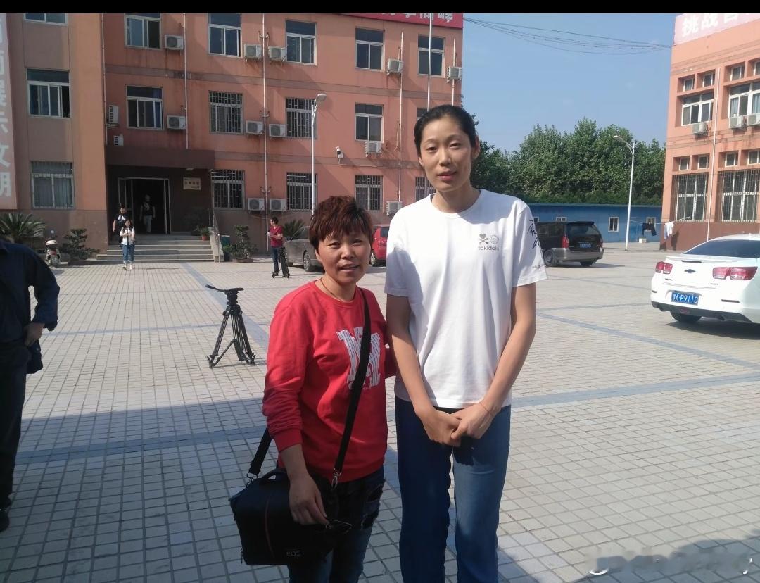 朱婷 [给你小心心]掌上明朱 一路婷你 （cr:爱拍照的月儿） ​​​