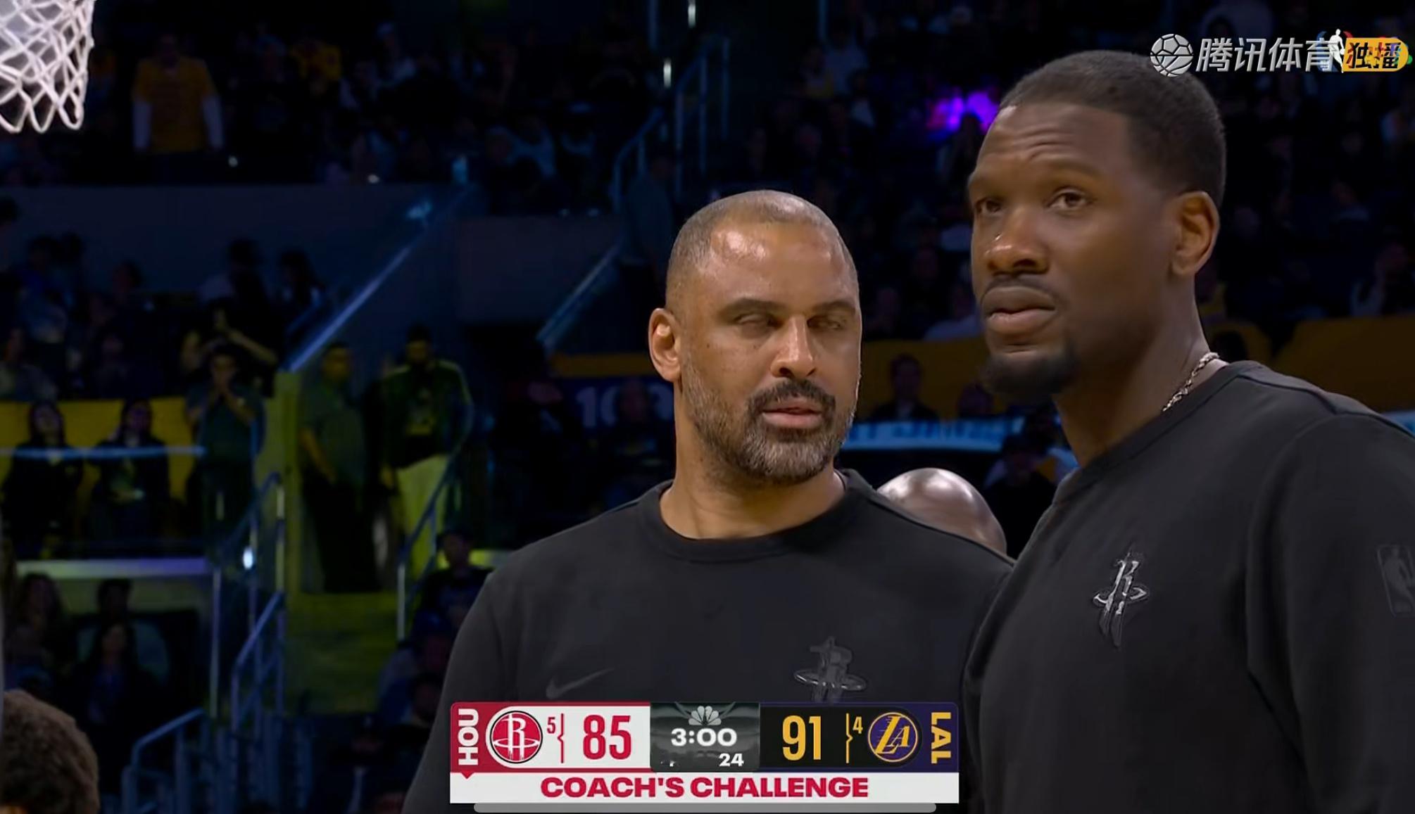 乌度卡和教练组彼此支持，大家纷纷挥着胳膊一脸肯定，相信斯马特推人，相信自己挑战成