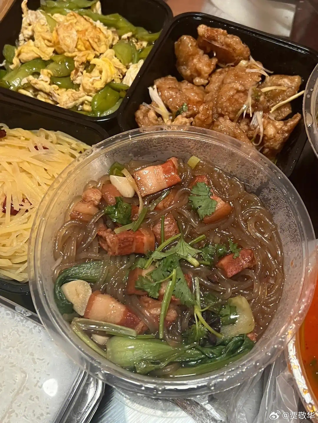 刚才出去吃饭，老板说外卖平台最近经常来，劝他入驻外卖平台。然而，老板说外卖平台的