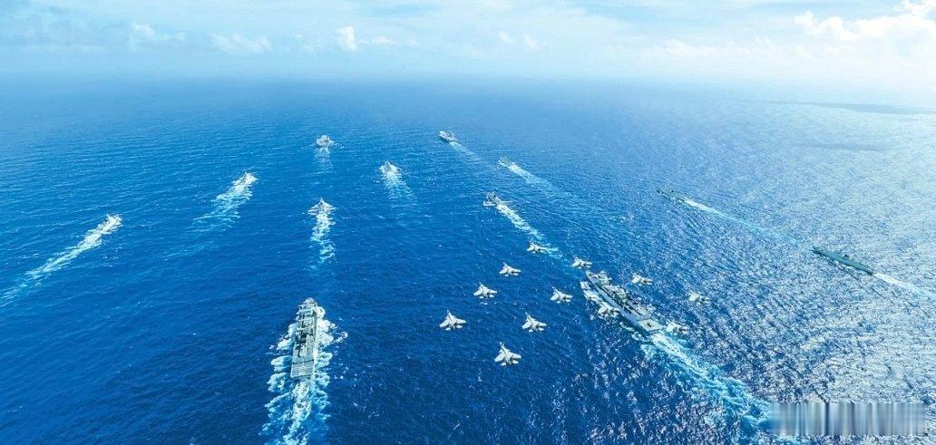 边关月  【强军早报 】军事早知道1、连日来，新疆军区某团开展综合体能强化训练。