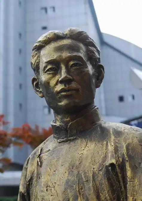 你以为女人要的是钱、房、车。错了。她要的是一种感觉——被看见、被懂得、被放在心上