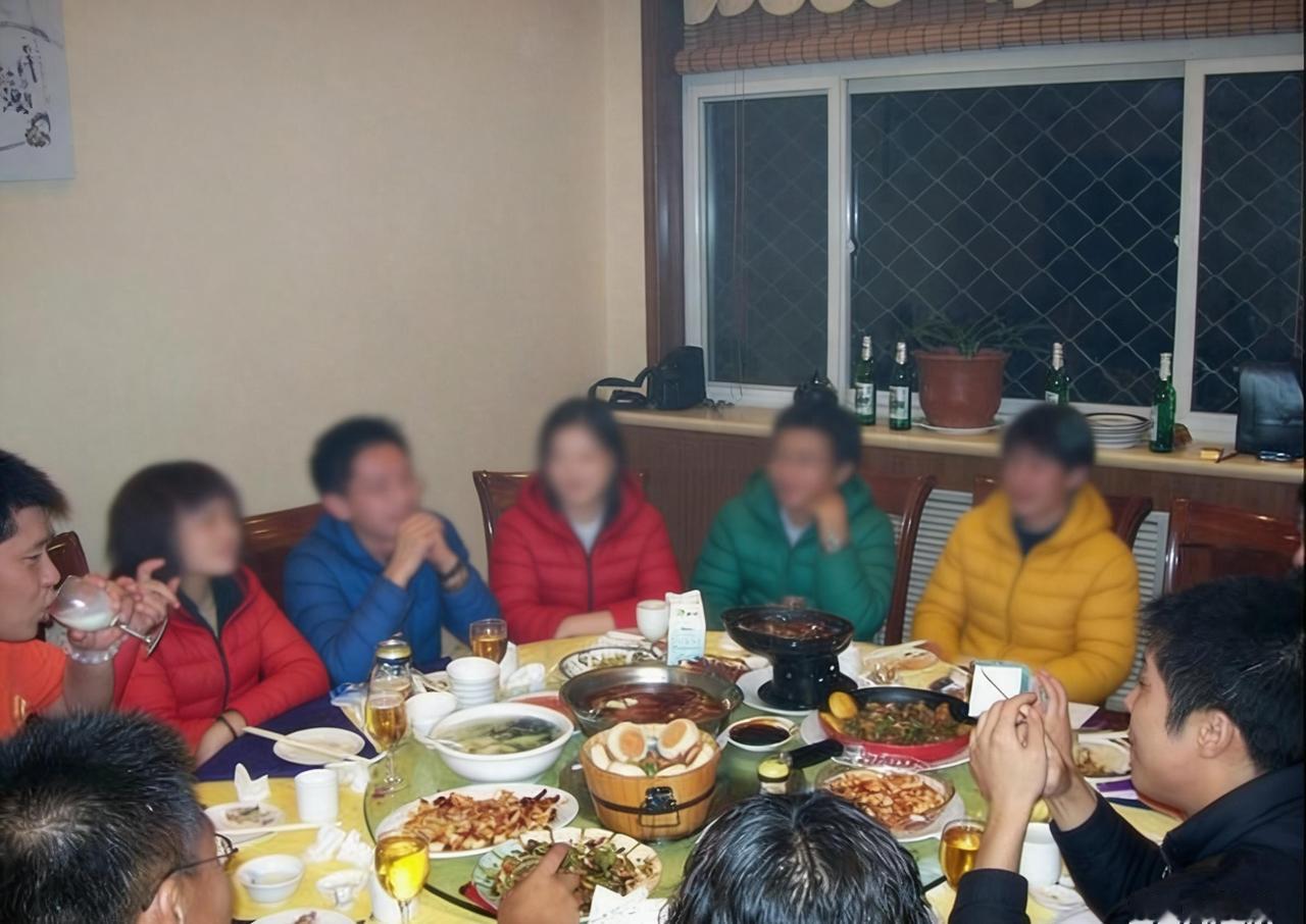 生日聚餐后，她借宿同学宿舍；72小时内，这是她最后的熟人圈子。
那天吃的是家常菜