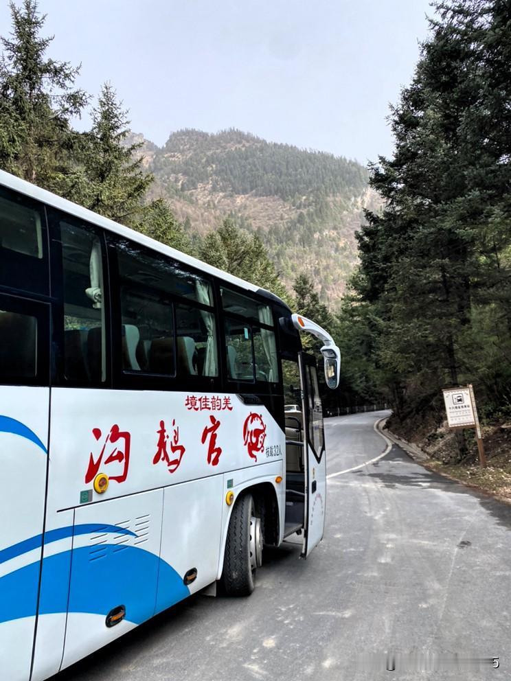 春游官娥沟

“有一个姑娘名叫娥嫚，她家住在陇上江南…”

近期流行的歌曲《娥嫚