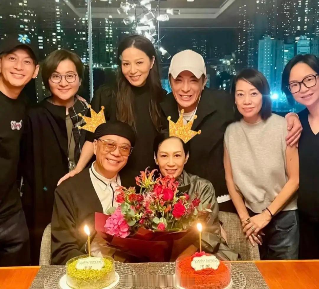65岁欧阳震华和老婆傅洁娴一起庆祝生日，一帮TVB明星齐聚。他们夫妻俩看起来好恩