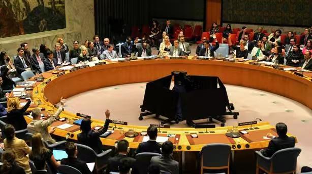围绕伊朗核开发问题，联合国安理会26日以15个国家中的美英法等9个国家的多数反对