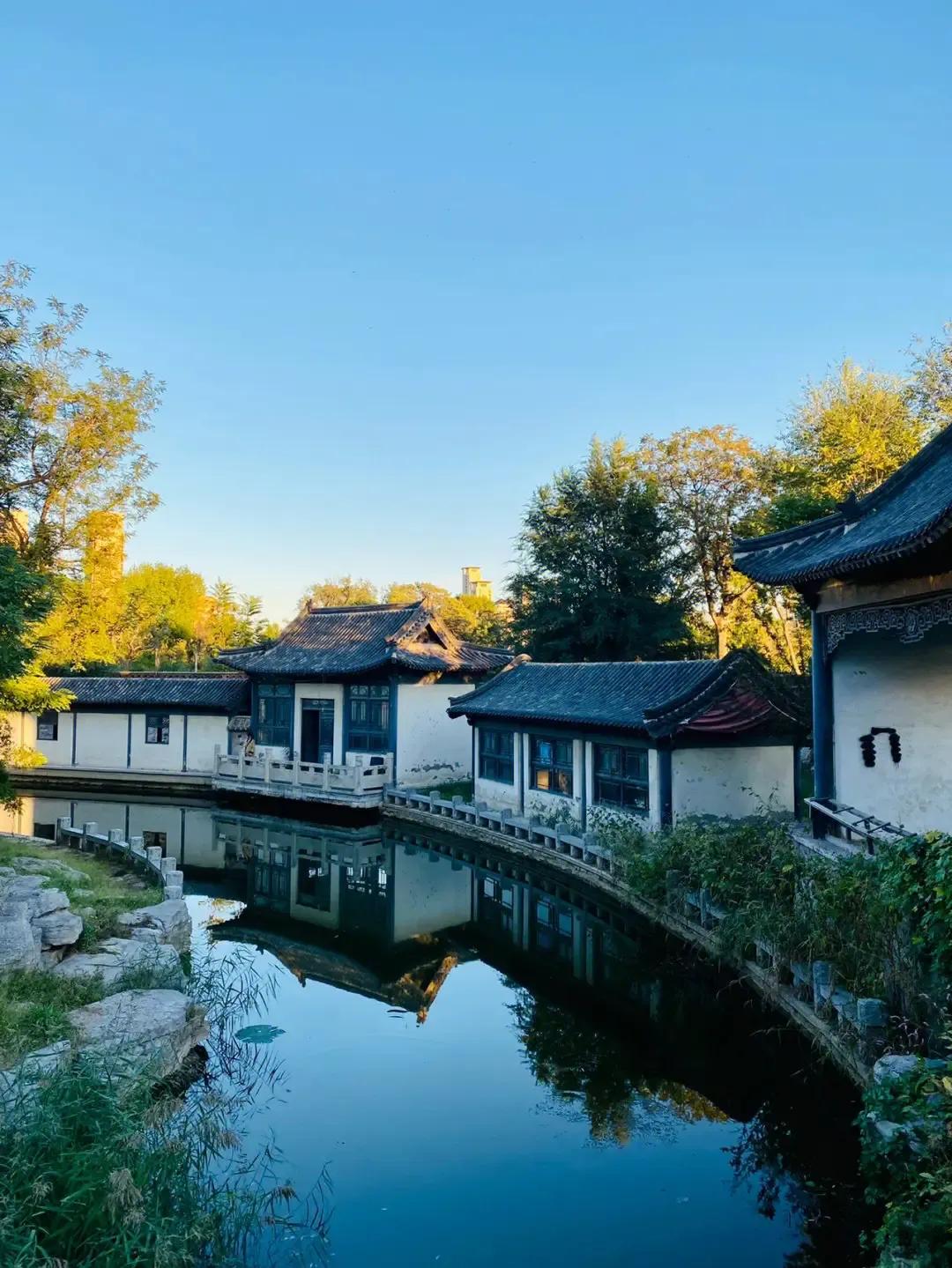 夏天的热气尚未消退，秋天就已不知不觉降临，于是又开始盼望那满眼的金黄。

诗词中