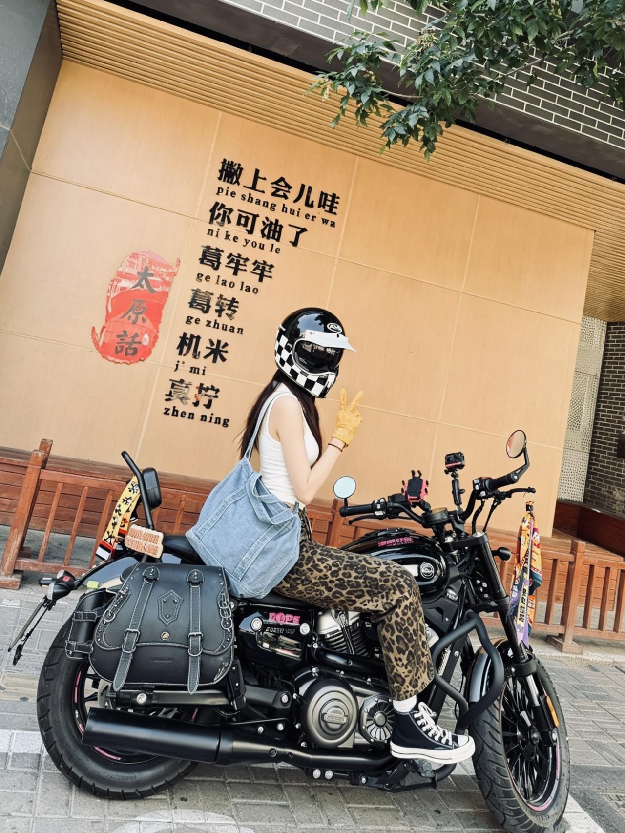 别人逛街拎包 我逛街拎头盔
路上好多大哥回头看 是看车还是看骑车的？
老实说 男