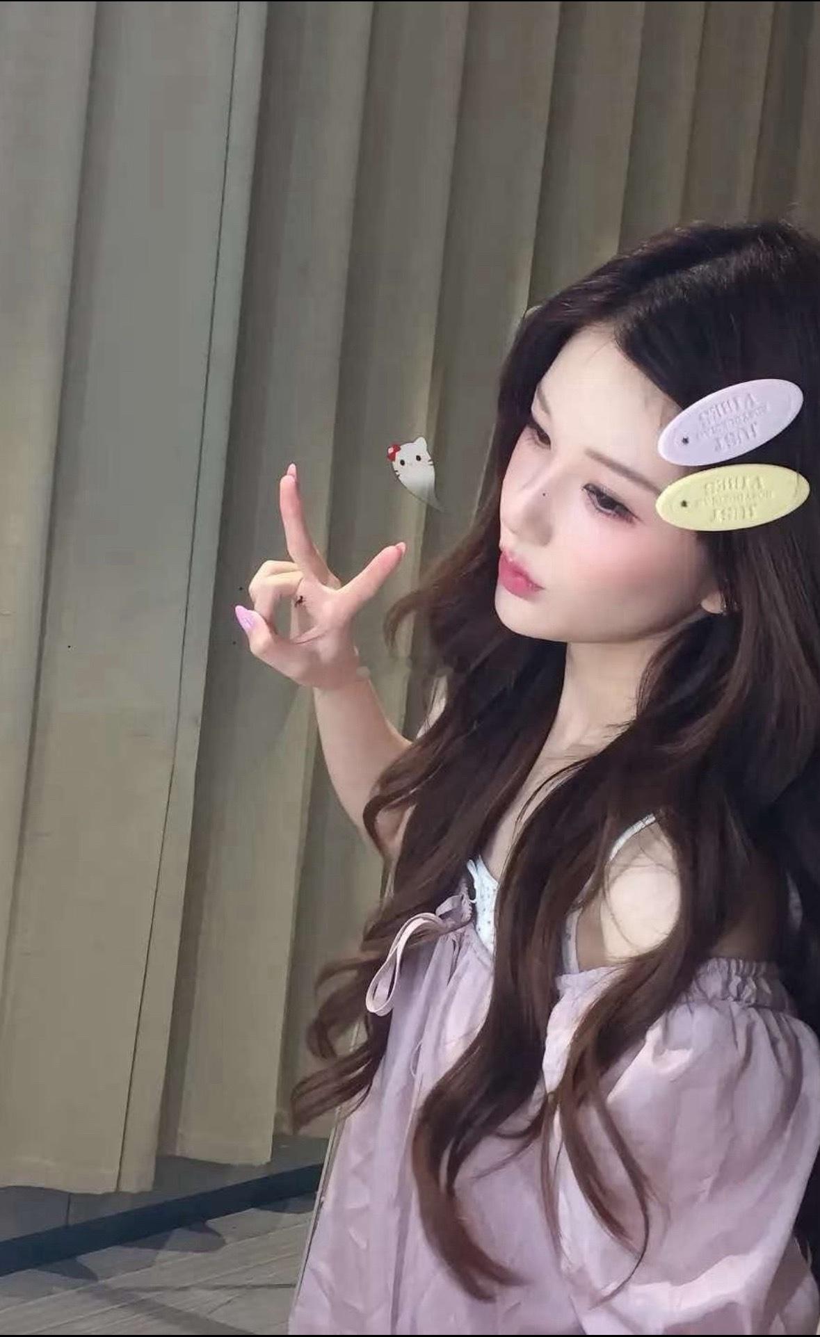今晚心情很好的赵露思突然发现她头上的发卡我也有同款 