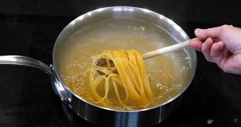 天太热
中午吃捞面
一个人慢慢做
也能把饭做好
不能太急
