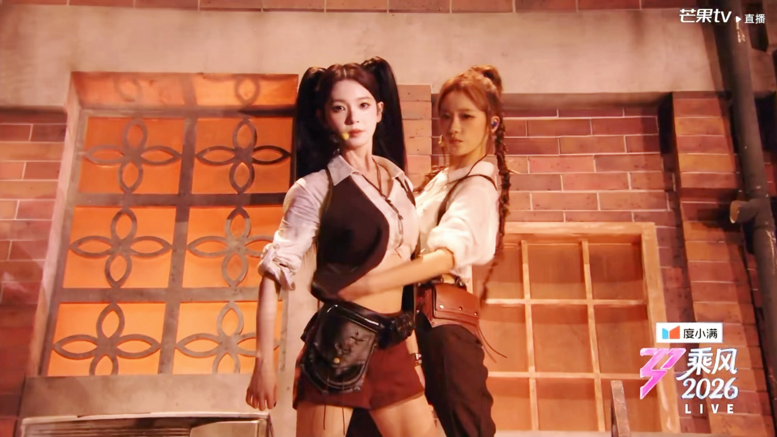 瑶台月下发力了瑶台月下搂腰瑶台月下发力了