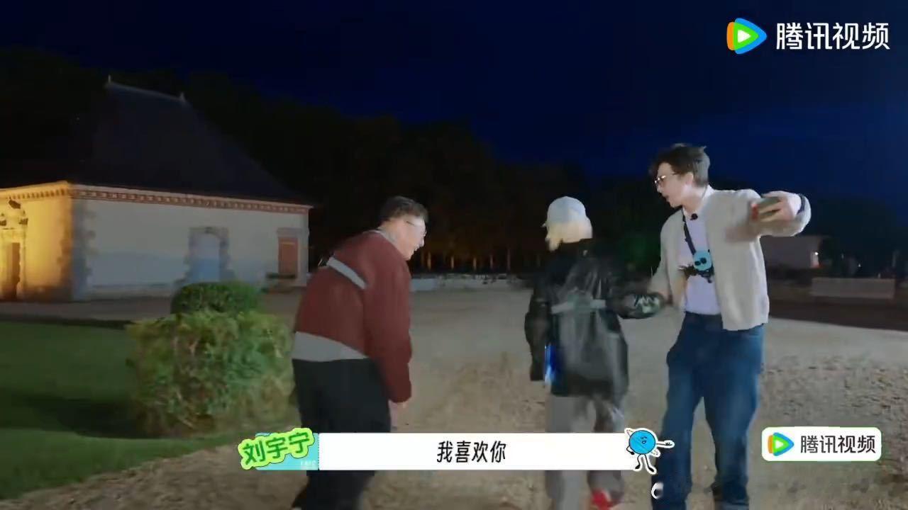 刘宇宁宋茜合唱我愿意刘宇宁摸宋茜头 刘宇宁宋茜真的太会了！表白合唱摸头三连直接把