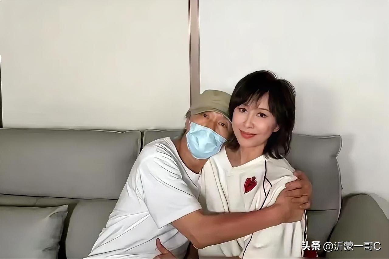 星哥好久不见！下面照片是周星驰与刘嘉玲的拥抱合影。星哥毕竟是60多岁的人了，戴着