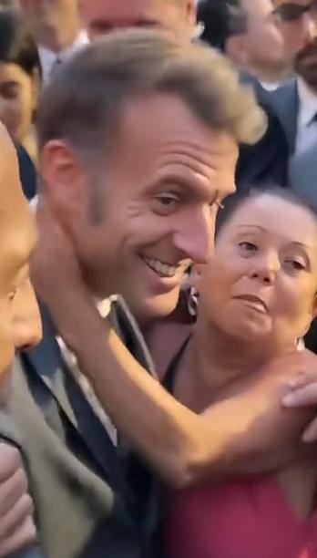 马克龙去巴西访问，在巴西的萨尔瓦多受到两位女子的热情拥抱！
画面中，马克龙和一位