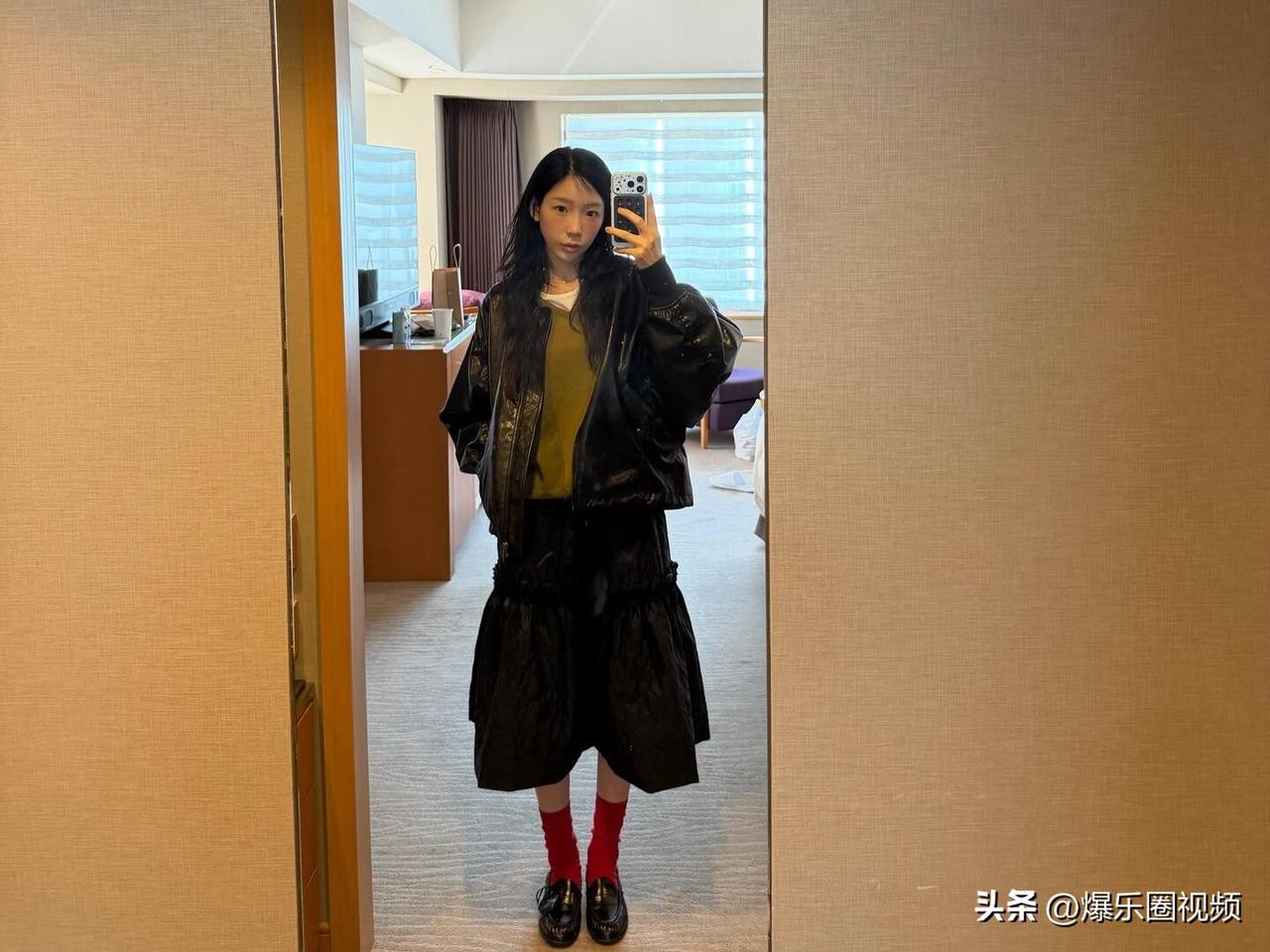 少女时代金泰妍最新照片，从镜子自拍到Pingu打卡，金泰妍的状态真的太绝了！黑长