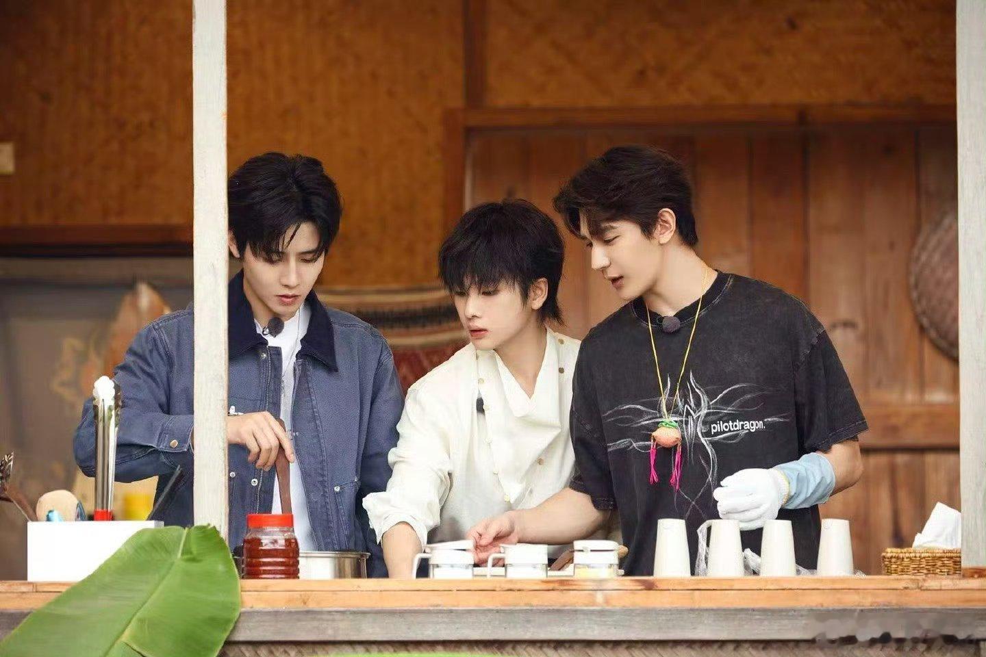 任豪是R1SE厨师长 他做饭时的专注太迷人了，动作干净利落，队友们在旁边学习，整