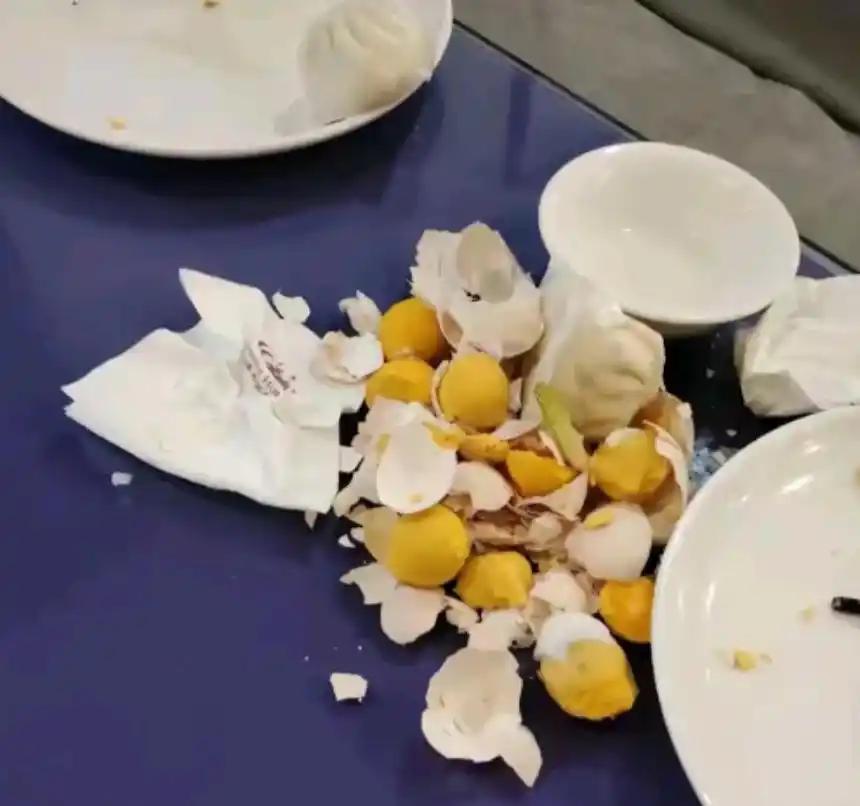 山东，一饭店推出5元早餐不限量，大爷交过钱后，就拿了7个鸡蛋、两屉小笼包、两碗粥