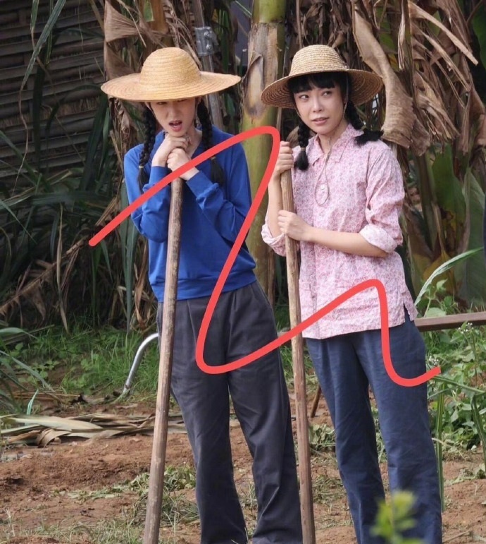 周也这脸穿什么衣服也遮不住的高级感 ​ ​​​