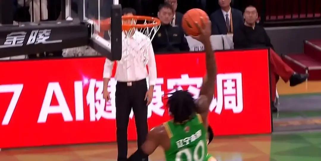 11分钟0失误12分，莫兰德板凳坐穿
 
辽宁打广厦那天，莫兰德开场就梦游。杨鸣