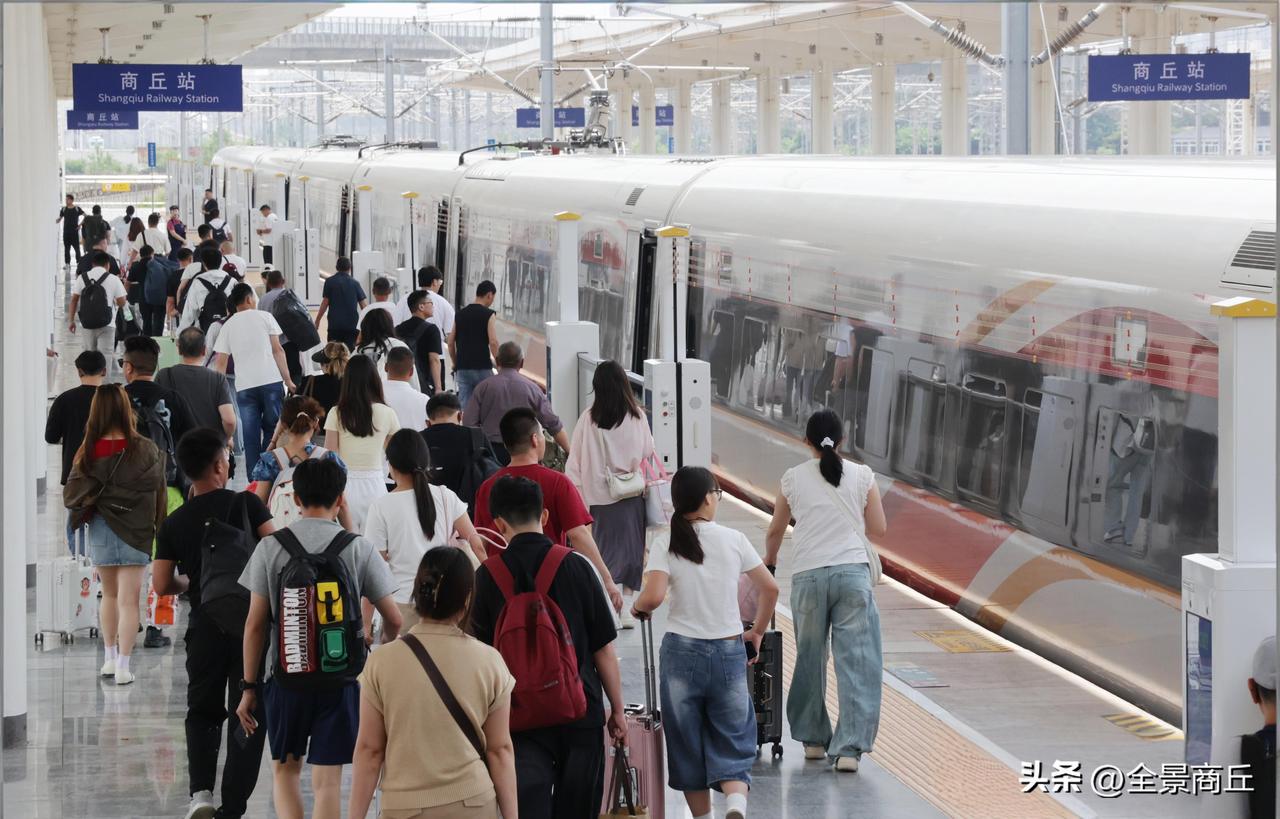 【商丘端午假期铁路发送旅客10.95万人次】6月21日，商丘火车站，旅客准备乘车